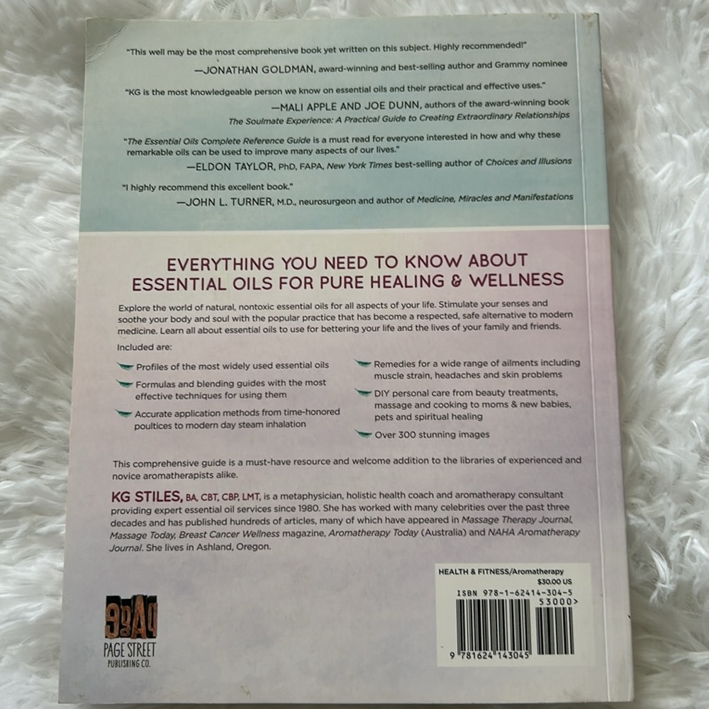 The Essential Oils Complete Reference Guide - Picture 2 of 6